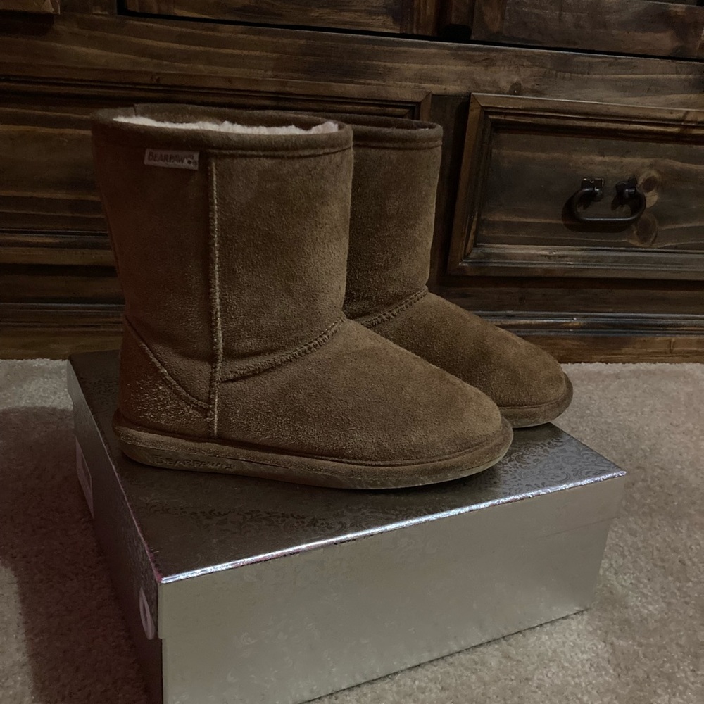 ✨Some BearPaw booties✨